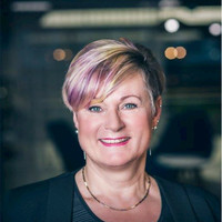 pinkkitukkainen hymyilevä nainen