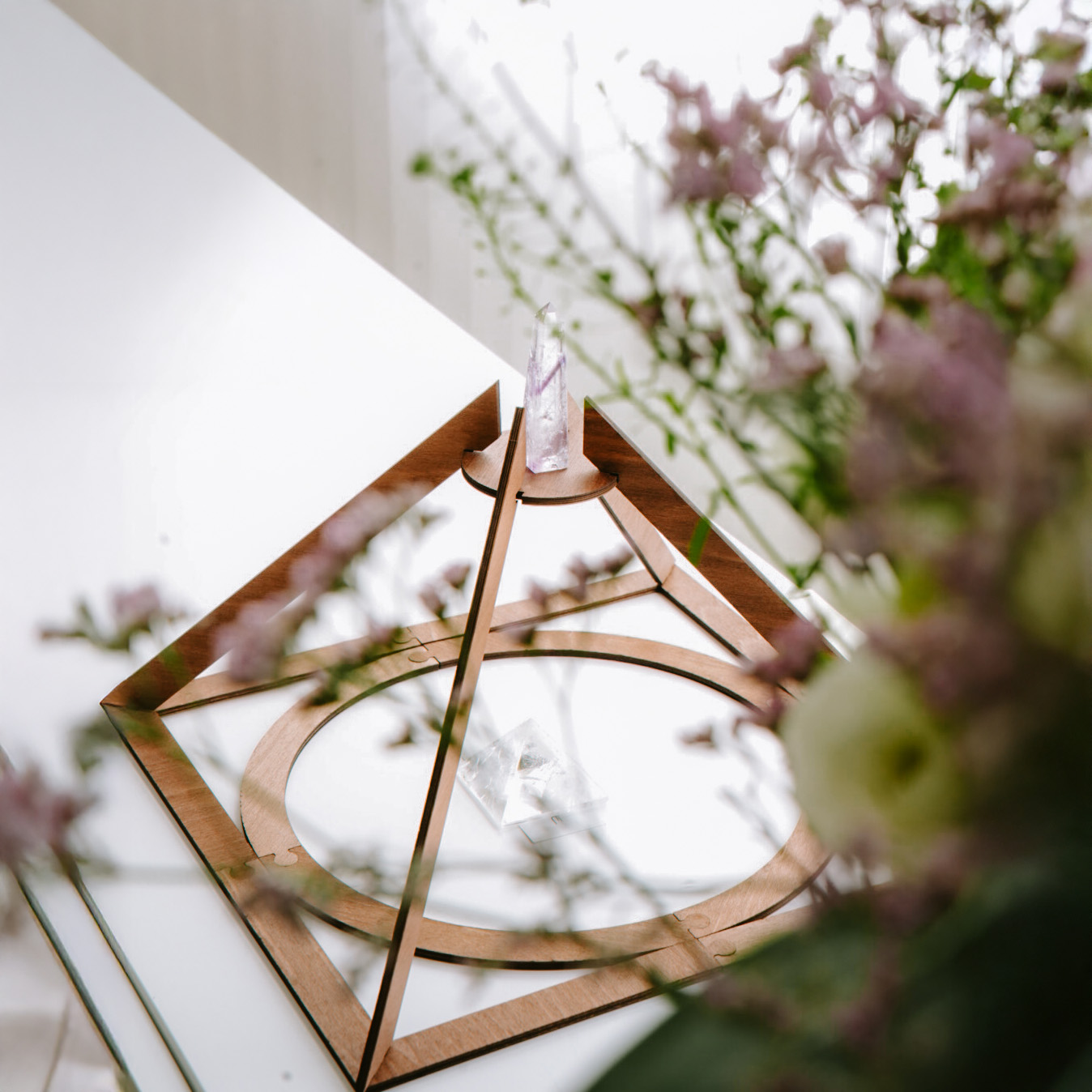 pyramidi, jonka päällä kristallikivi