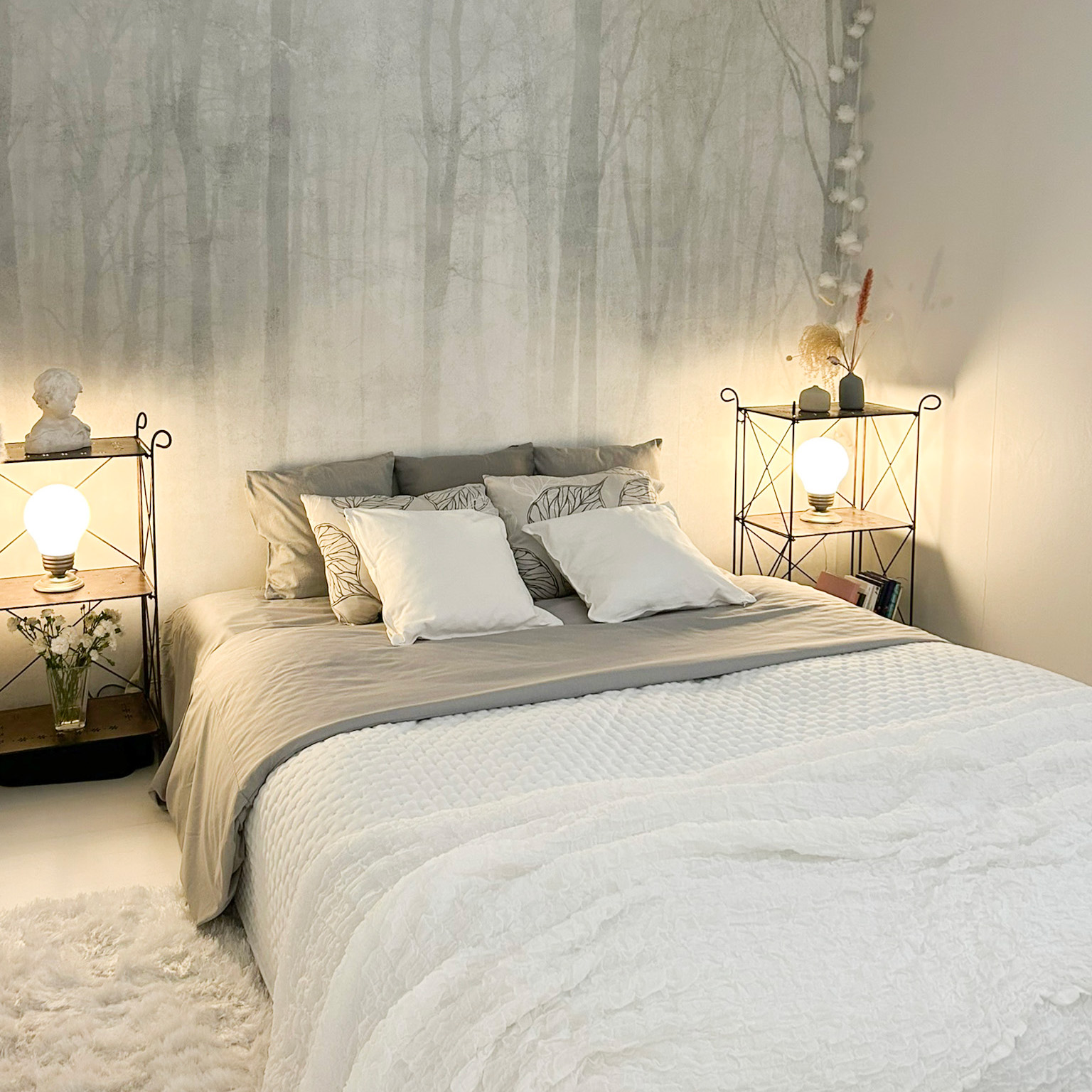 makuuhuoneen sänky, jossa valkoisen ja harmaan sävyjä