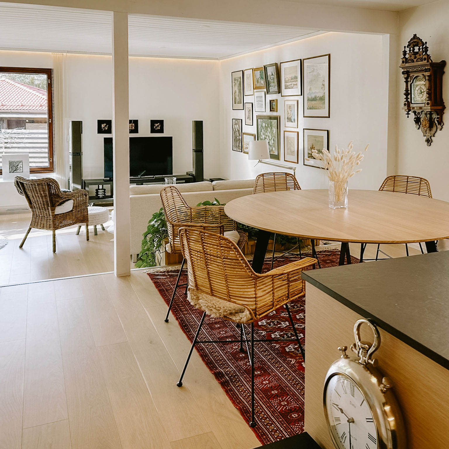 ruokailutila, jossa rottinkiset ruokailutuolit