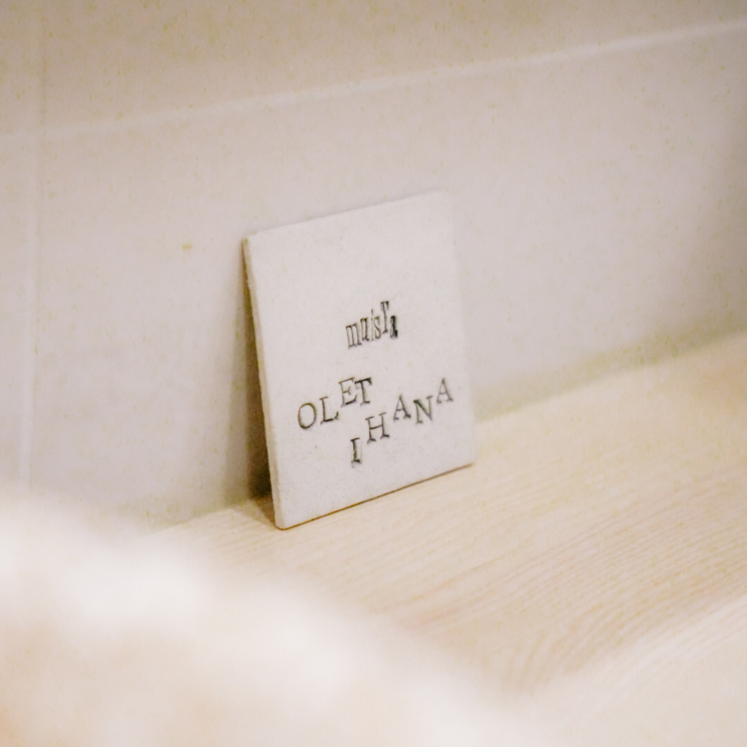 laatta, jossa lukee olet ihana