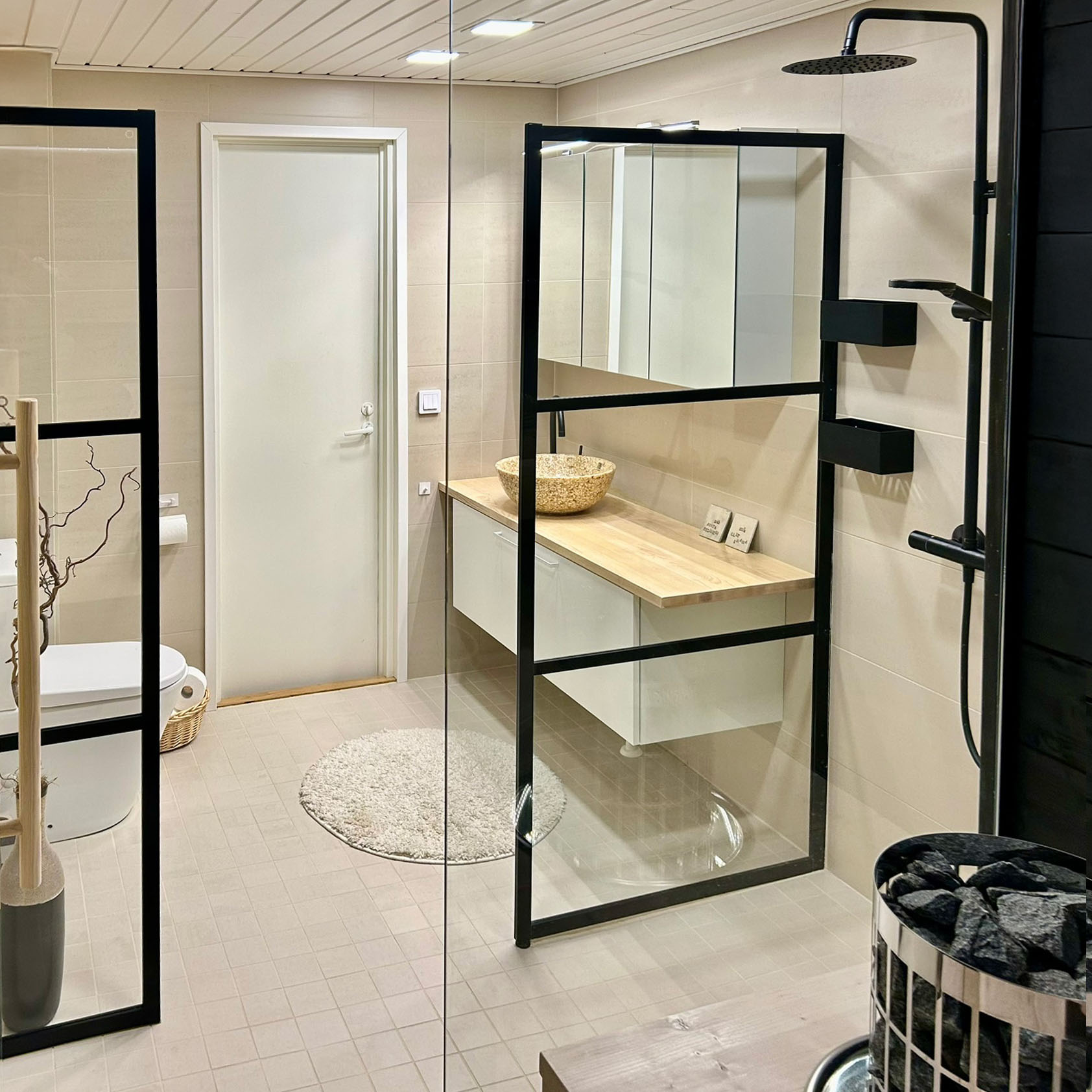 kylpyhuone, jossa mustia kalusteita